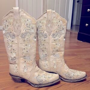 Women’s Corral white embroidery boots size 7